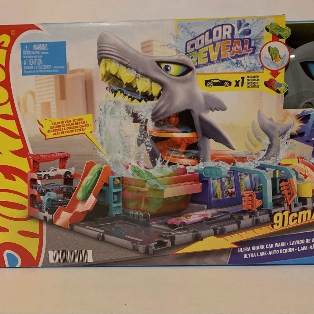 NIB. MATTEL Hot Wheels Ultra Shark Car Wash